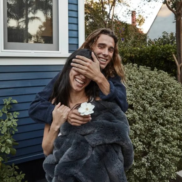 UnHide Small Charcoal Blanket NWT - Picture 7 of 9